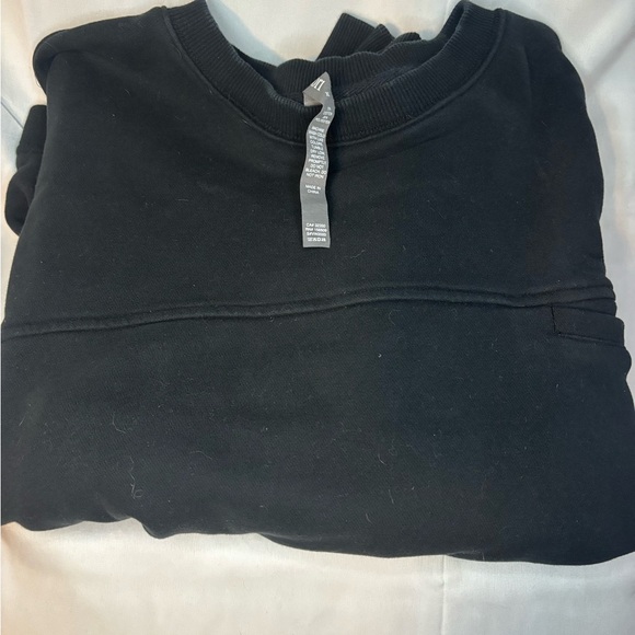 Vuori Women's Black Crew Neck Sweatshirt - Picture 2 of 5